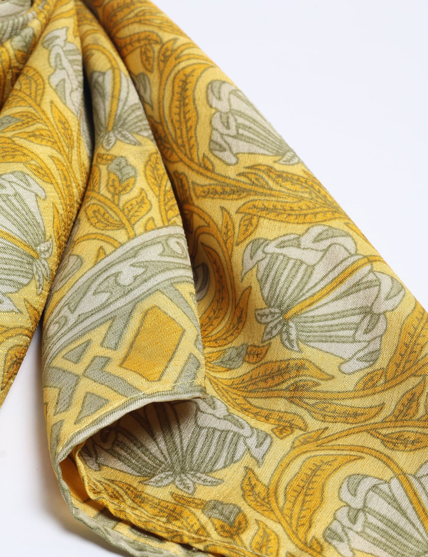 Chic and eco-friendly FOULARD square scarves, perfect for dressing up any outfit. Versatile styling around the head or neck for sunny days outdoors and evenings indoors, in warm and cooler climes. Ethical, eco-friendly, and stylish accessories to elevate your sustainable fashion game.