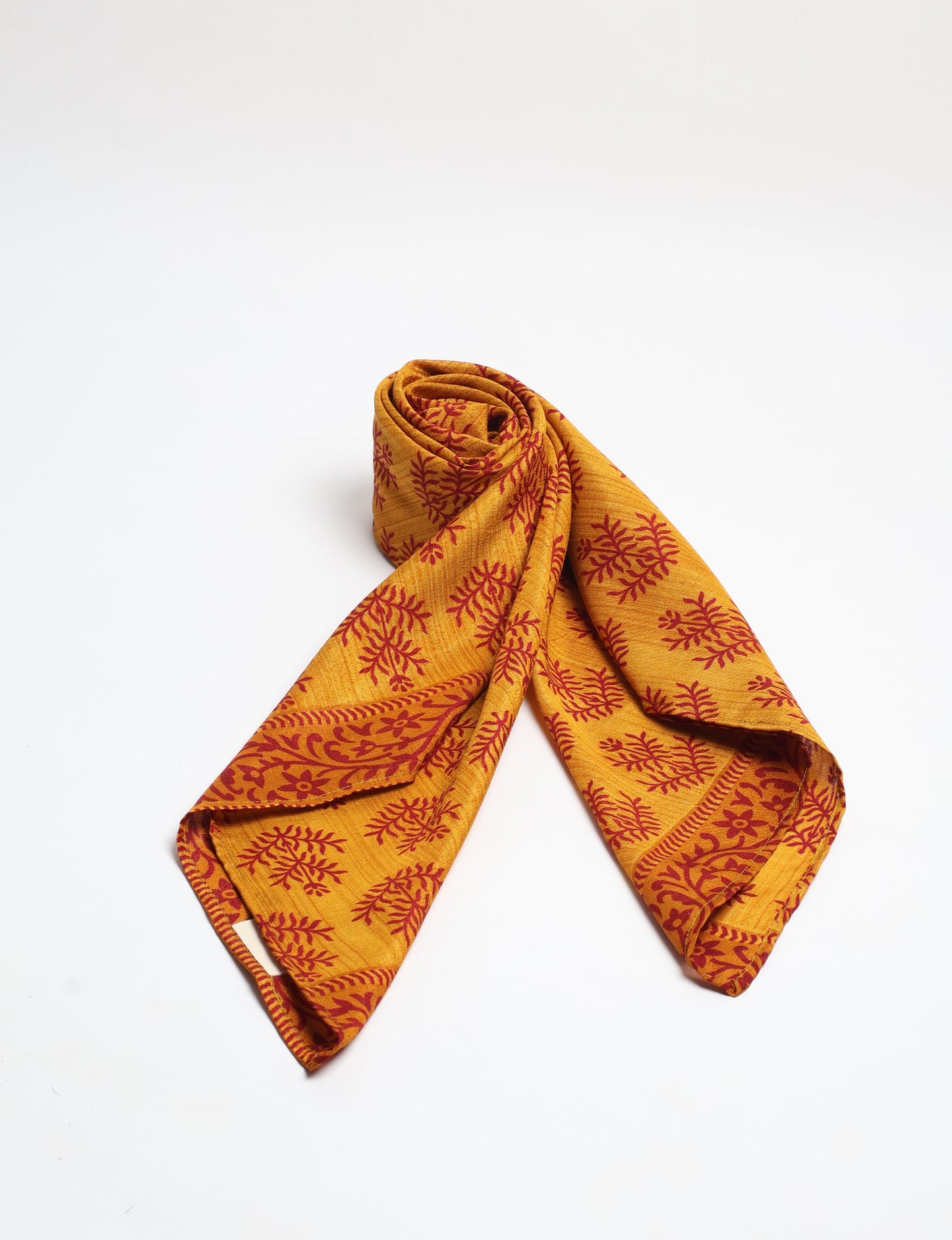 Chic and eco-friendly FOULARD square scarves, perfect for dressing up any outfit. Versatile styling around the head or neck for sunny days outdoors and evenings indoors, in warm and cooler climes. Ethical, eco-friendly, and stylish accessories to elevate your sustainable fashion game.