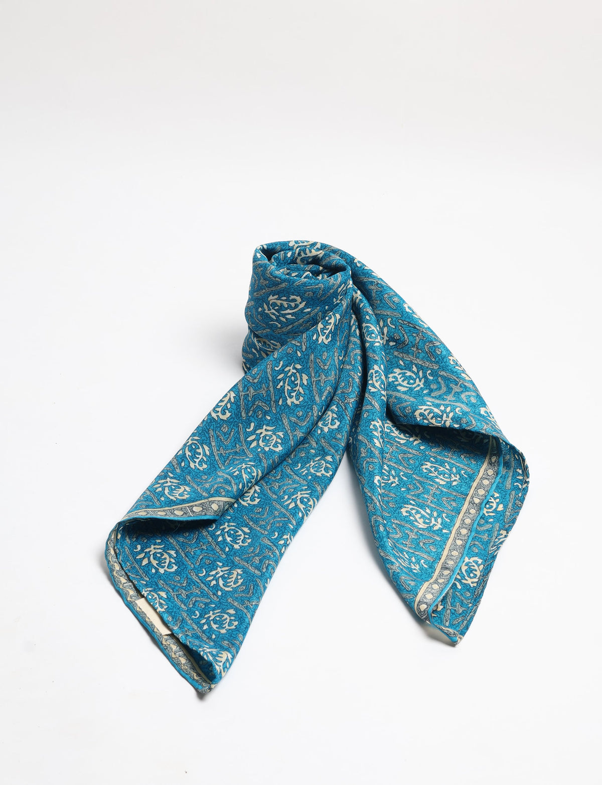 Chic and eco-friendly FOULARD square scarves, perfect for dressing up any outfit. Versatile styling around the head or neck for sunny days outdoors and evenings indoors, in warm and cooler climes. Ethical, eco-friendly, and stylish accessories to elevate your sustainable fashion game.
