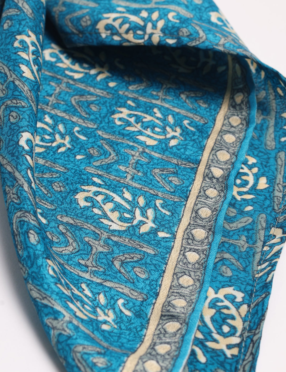 Chic and eco-friendly FOULARD square scarves, perfect for dressing up any outfit. Versatile styling around the head or neck for sunny days outdoors and evenings indoors, in warm and cooler climes. Ethical, eco-friendly, and stylish accessories to elevate your sustainable fashion game.