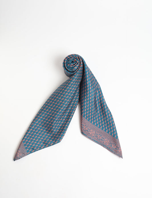 Chic and eco-friendly FOULARD square scarves, perfect for dressing up any outfit. Versatile styling around the head or neck for sunny days outdoors and evenings indoors, in warm and cooler climes. Ethical, eco-friendly, and stylish accessories to elevate your sustainable fashion game.