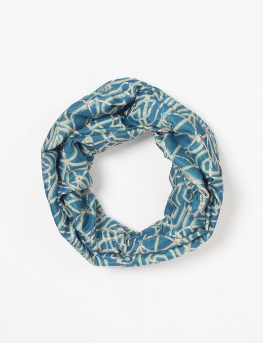 Sustainable style embraces you with our LOOP SCARF – an infinity-style scarf crafted from vibrant, pattern-rich saris. Handcrafted by experienced Mumbai-based artisans, this versatile scarf can be worn looped once or twice around your neck or as a head-wrap. From laid-back beach vacations to dress-to-impress dinners, this scarf is a timeless accessory.