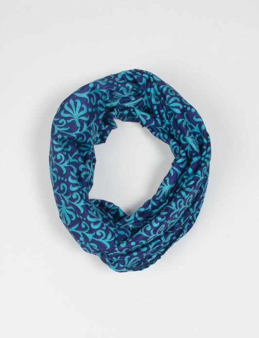 Sustainable style embraces you with our LOOP SCARF – an infinity-style scarf crafted from vibrant, pattern-rich saris. Handcrafted by experienced Mumbai-based artisans, this versatile scarf can be worn looped once or twice around your neck or as a head-wrap. From laid-back beach vacations to dress-to-impress dinners, this scarf is a timeless accessory.