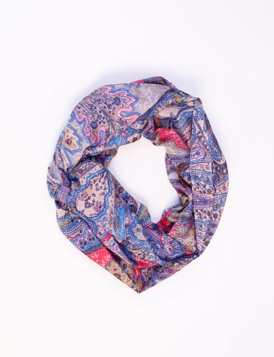 Sustainable style embraces you with our LOOP SCARF – an infinity-style scarf crafted from vibrant, pattern-rich saris. Handcrafted by experienced Mumbai-based artisans, this versatile scarf can be worn looped once or twice around your neck or as a head-wrap. From laid-back beach vacations to dress-to-impress dinners, this scarf is a timeless accessory.