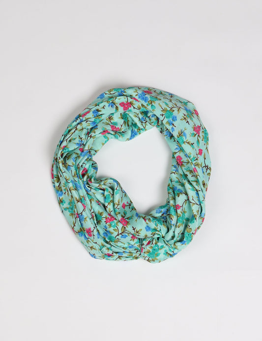 Sustainable style embraces you with our LOOP SCARF – an infinity-style scarf crafted from vibrant, pattern-rich saris. Handcrafted by experienced Mumbai-based artisans, this versatile scarf can be worn looped once or twice around your neck or as a head-wrap. From laid-back beach vacations to dress-to-impress dinners, this scarf is a timeless accessory.