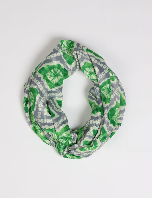 Sustainable style embraces you with our LOOP SCARF – an infinity-style scarf crafted from vibrant, pattern-rich saris. Handcrafted by experienced Mumbai-based artisans, this versatile scarf can be worn looped once or twice around your neck or as a head-wrap. From laid-back beach vacations to dress-to-impress dinners, this scarf is a timeless accessory.