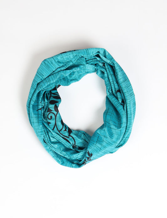 Sustainable style embraces you with our LOOP SCARF – an infinity-style scarf crafted from vibrant, pattern-rich saris. Handcrafted by experienced Mumbai-based artisans, this versatile scarf can be worn looped once or twice around your neck or as a head-wrap. From laid-back beach vacations to dress-to-impress dinners, this scarf is a timeless accessory.