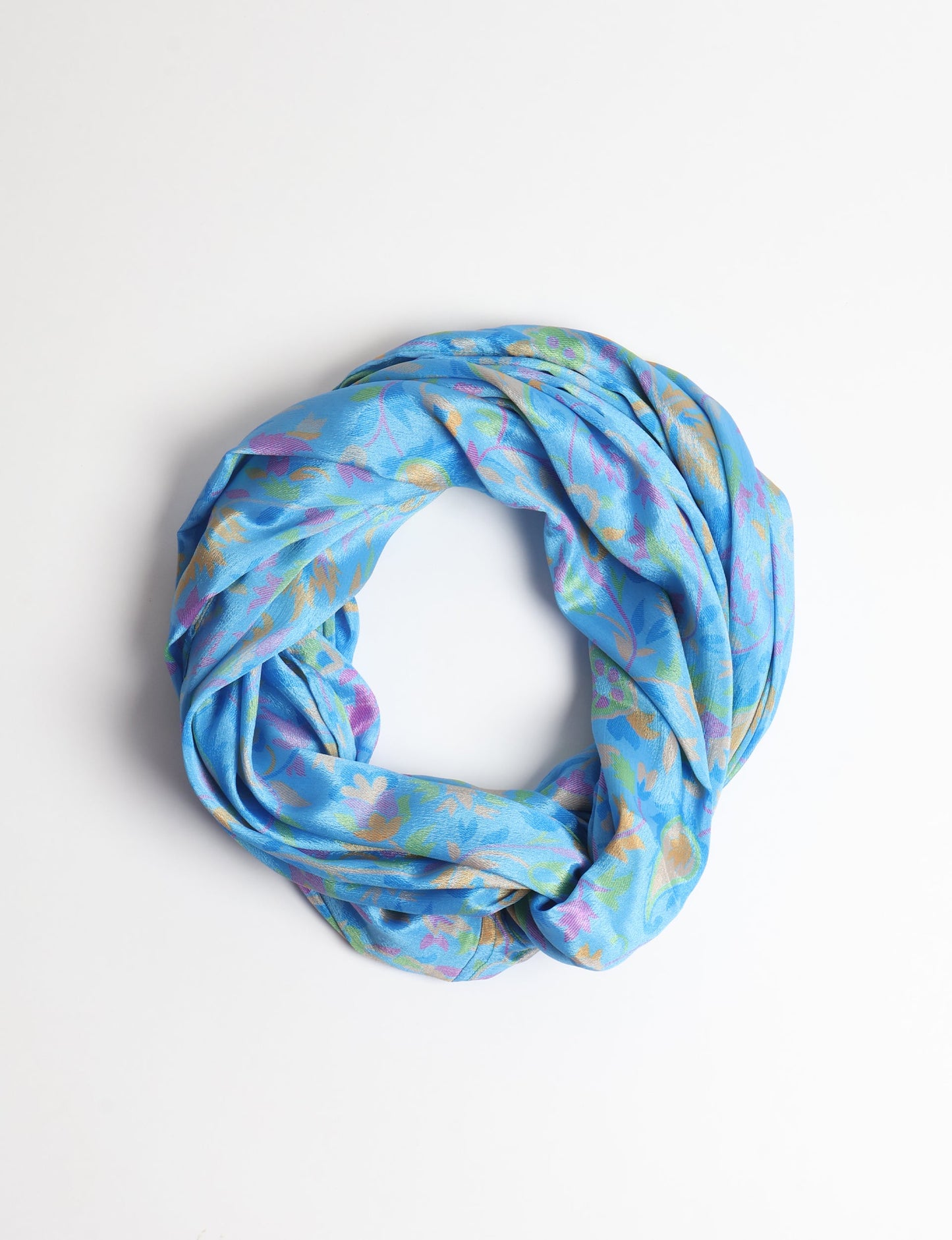 Sustainable style embraces you with our LOOP SCARF – an infinity-style scarf crafted from vibrant, pattern-rich saris. Handcrafted by experienced Mumbai-based artisans, this versatile scarf can be worn looped once or twice around your neck or as a head-wrap. From laid-back beach vacations to dress-to-impress dinners, this scarf is a timeless accessory.