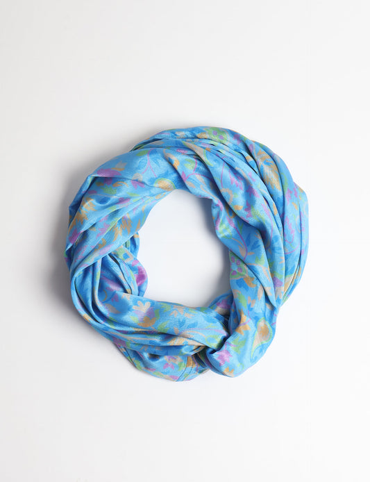 Sustainable style embraces you with our LOOP SCARF – an infinity-style scarf crafted from vibrant, pattern-rich saris. Handcrafted by experienced Mumbai-based artisans, this versatile scarf can be worn looped once or twice around your neck or as a head-wrap. From laid-back beach vacations to dress-to-impress dinners, this scarf is a timeless accessory.