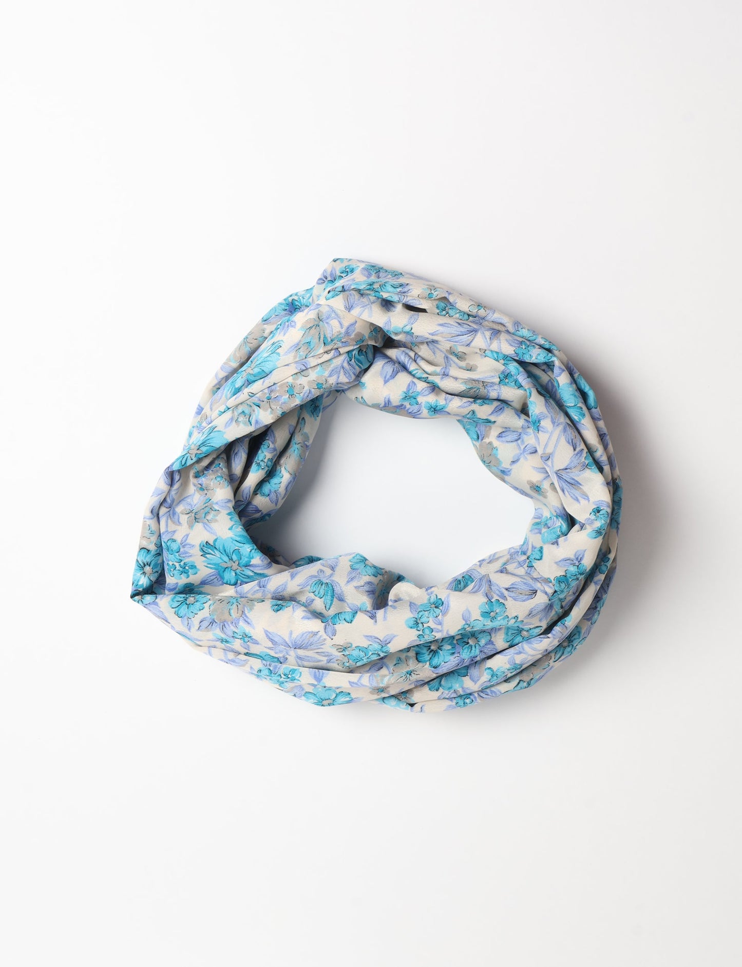 Sustainable style embraces you with our LOOP SCARF – an infinity-style scarf crafted from vibrant, pattern-rich saris. Handcrafted by experienced Mumbai-based artisans, this versatile scarf can be worn looped once or twice around your neck or as a head-wrap. From laid-back beach vacations to dress-to-impress dinners, this scarf is a timeless accessory.