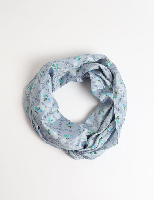 Sustainable style embraces you with our LOOP SCARF – an infinity-style scarf crafted from vibrant, pattern-rich saris. Handcrafted by experienced Mumbai-based artisans, this versatile scarf can be worn looped once or twice around your neck or as a head-wrap. From laid-back beach vacations to dress-to-impress dinners, this scarf is a timeless accessory.