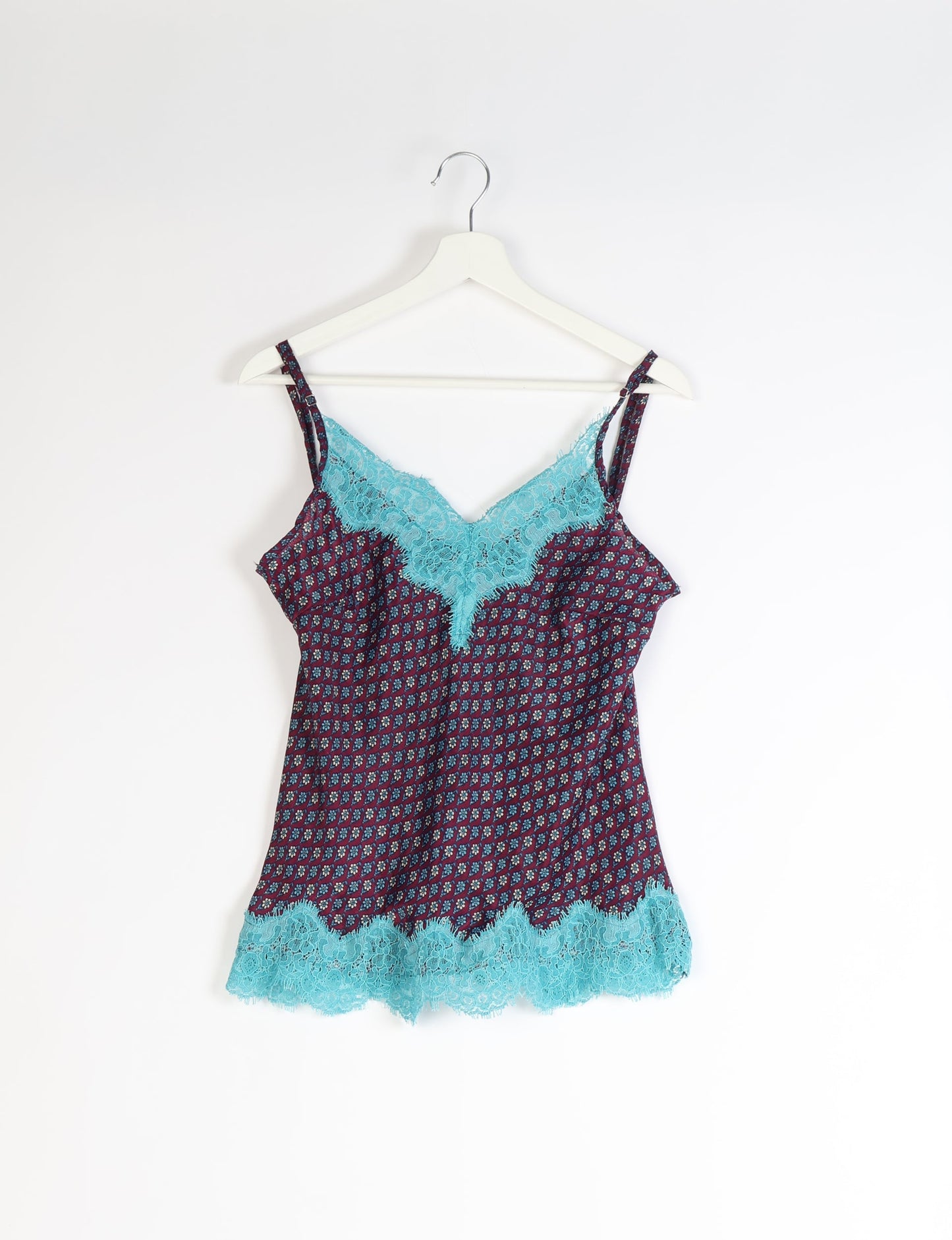 Discover the epitome of ethical sleepwear with our PJ Set Long – a blend of comfort, sustainability, and chic design. Crafted by skilled Mumbai artisans from upcycled saris, these pajamas redefine eco-friendly fashion, offering a conscious choice for your wardrobe.