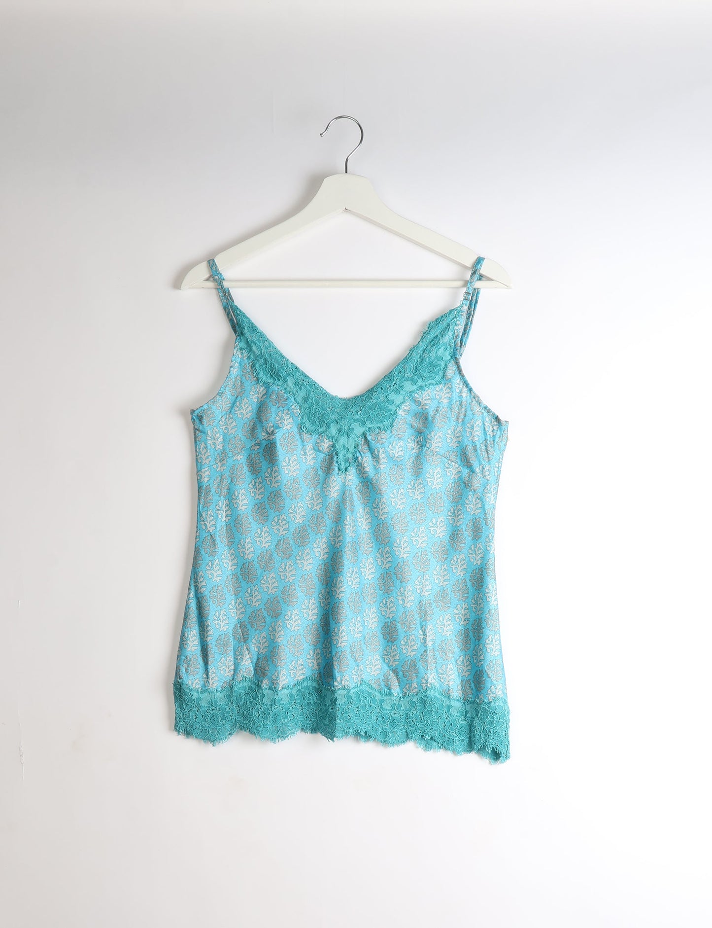 Discover the epitome of ethical sleepwear with our PJ Set Long – a blend of comfort, sustainability, and chic design. Crafted by skilled Mumbai artisans from upcycled saris, these pajamas redefine eco-friendly fashion, offering a conscious choice for your wardrobe.