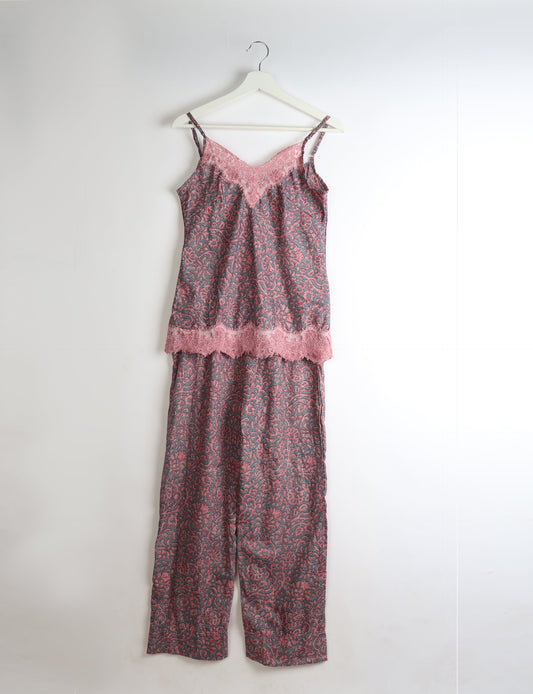 Discover the epitome of ethical sleepwear with our PJ Set Long – a blend of comfort, sustainability, and chic design. Crafted by skilled Mumbai artisans from upcycled saris, these pajamas redefine eco-friendly fashion, offering a conscious choice for your wardrobe.