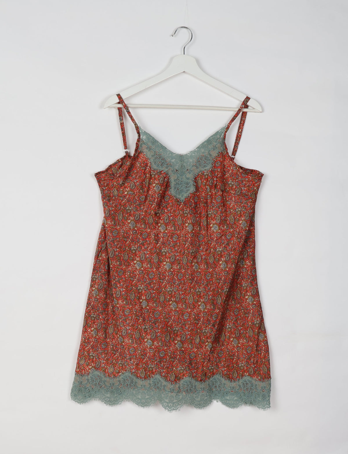 Experience nighttime luxury with our NIGHT DRESS – a true sleeping beauty crafted from upcycled sari fabric by dedicated artisans. Seamlessly combining purpose and comfort, these nightdresses offer a relaxed fit and lightweight material, ideal for sleeping, lounging, or enjoying a tranquil moment sipping coffee on your balcony.