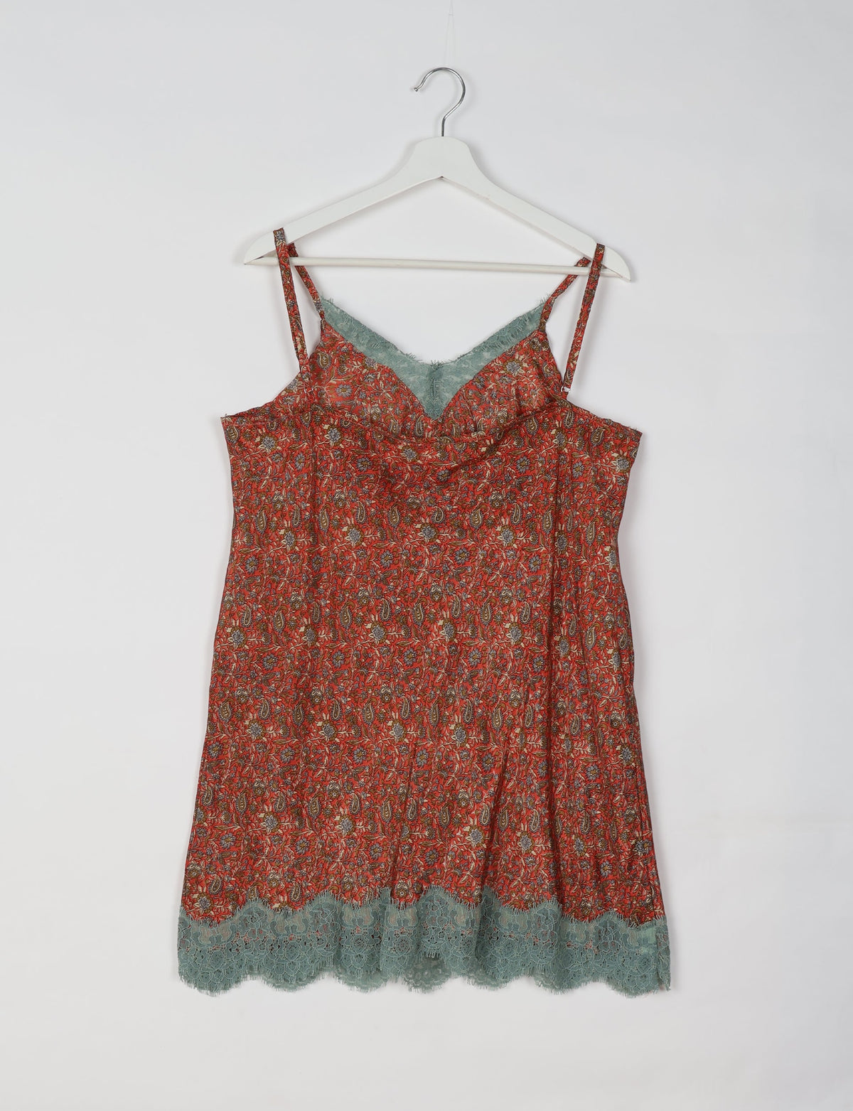 Experience nighttime luxury with our NIGHT DRESS – a true sleeping beauty crafted from upcycled sari fabric by dedicated artisans. Seamlessly combining purpose and comfort, these nightdresses offer a relaxed fit and lightweight material, ideal for sleeping, lounging, or enjoying a tranquil moment sipping coffee on your balcony.