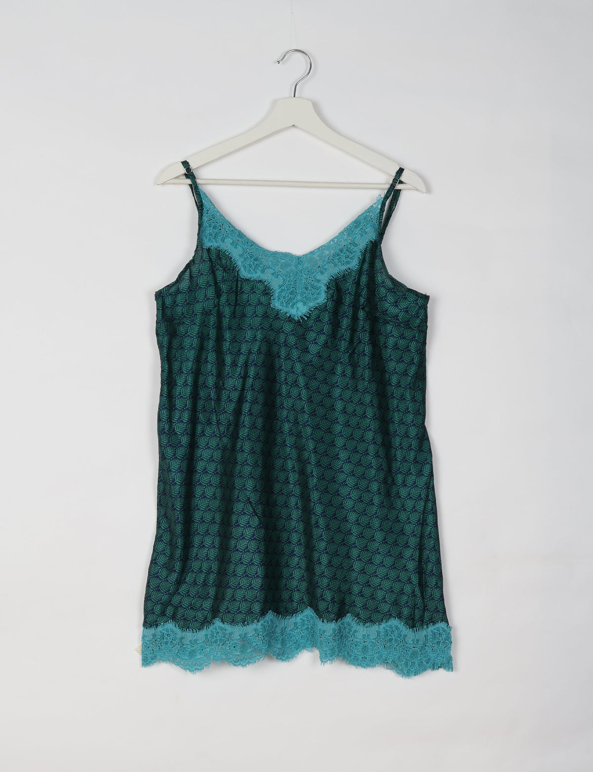 Experience nighttime luxury with our NIGHT DRESS – a true sleeping beauty crafted from upcycled sari fabric by dedicated artisans. Seamlessly combining purpose and comfort, these nightdresses offer a relaxed fit and lightweight material, ideal for sleeping, lounging, or enjoying a tranquil moment sipping coffee on your balcony.