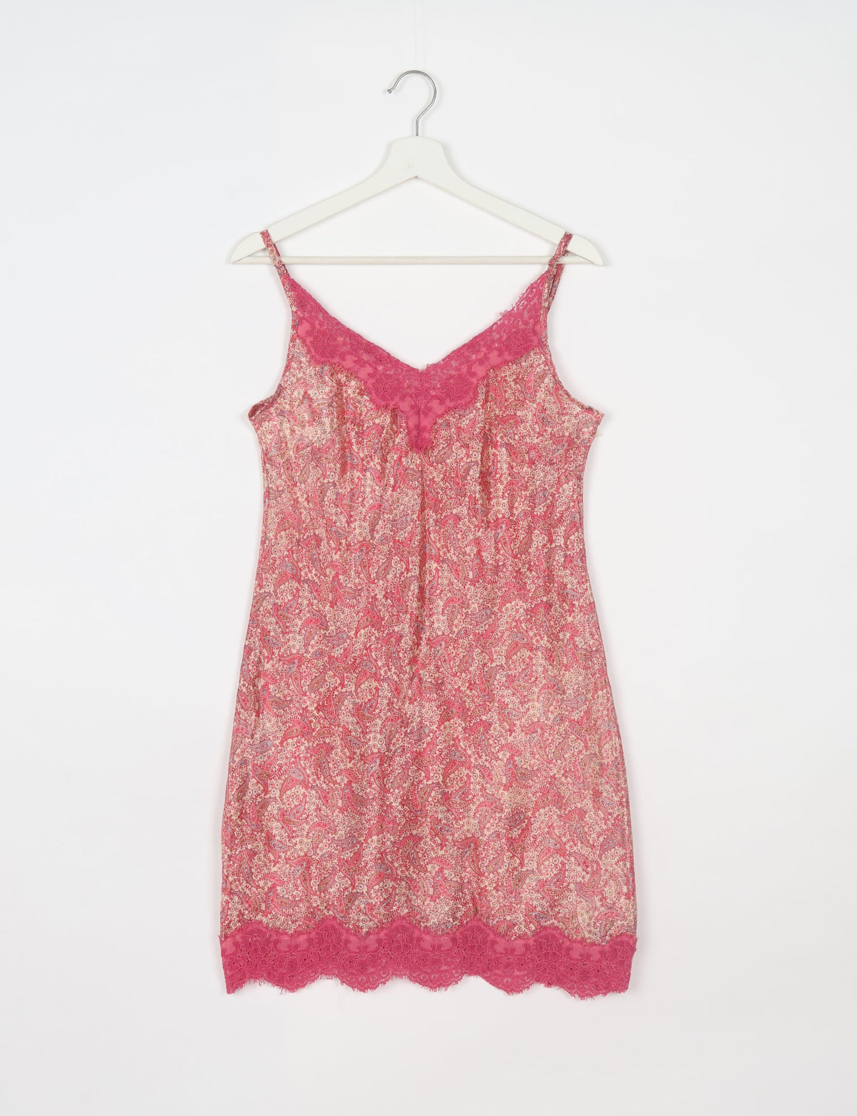 Experience nighttime luxury with our NIGHT DRESS – a true sleeping beauty crafted from upcycled sari fabric by dedicated artisans. Seamlessly combining purpose and comfort, these nightdresses offer a relaxed fit and lightweight material, ideal for sleeping, lounging, or enjoying a tranquil moment sipping coffee on your balcony.