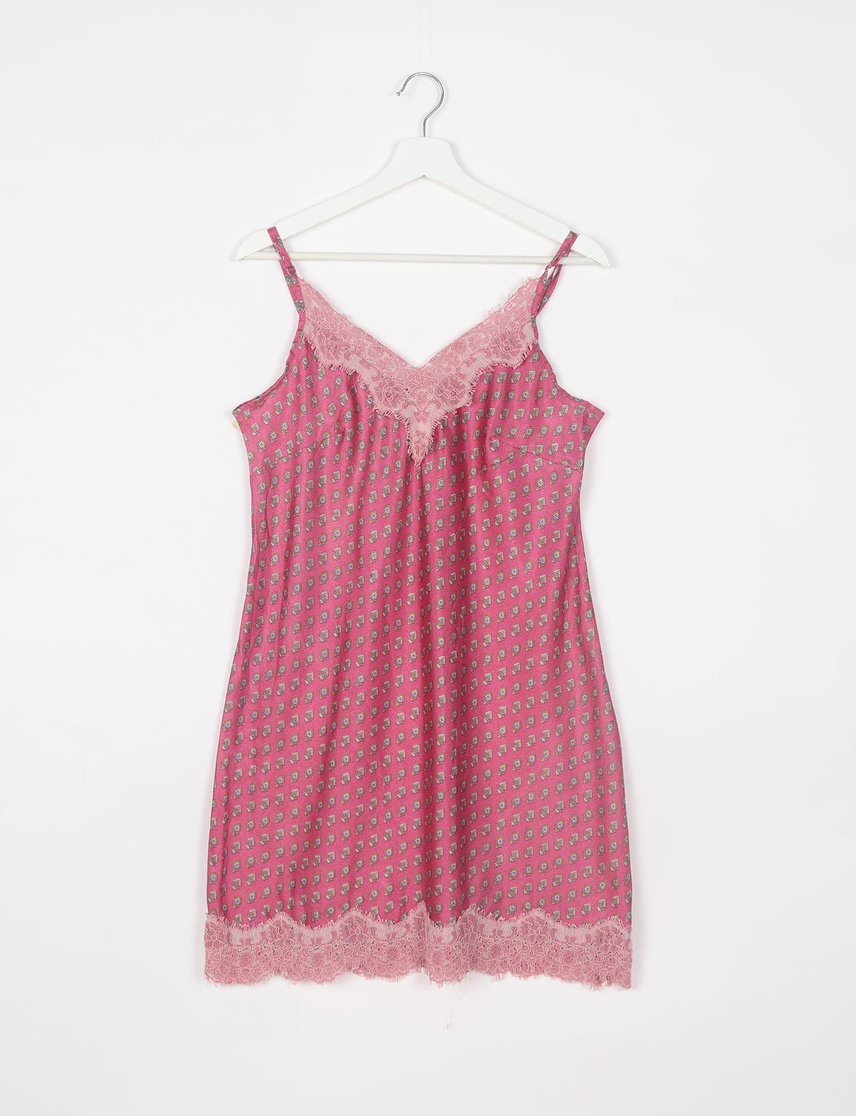 Experience nighttime luxury with our NIGHT DRESS – a true sleeping beauty crafted from upcycled sari fabric by dedicated artisans. Seamlessly combining purpose and comfort, these nightdresses offer a relaxed fit and lightweight material, ideal for sleeping, lounging, or enjoying a tranquil moment sipping coffee on your balcony.