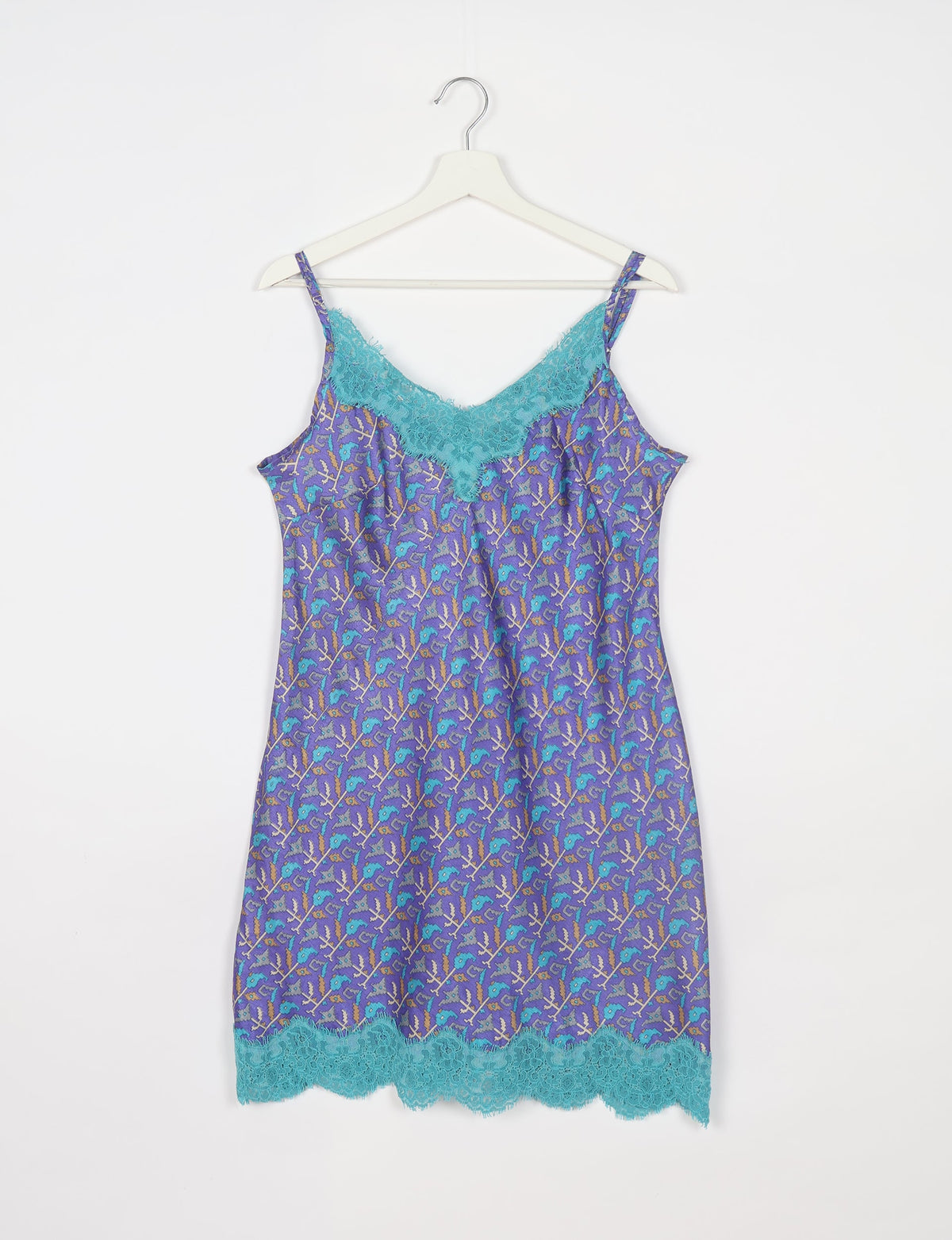 Experience nighttime luxury with our NIGHT DRESS – a true sleeping beauty crafted from upcycled sari fabric by dedicated artisans. Seamlessly combining purpose and comfort, these nightdresses offer a relaxed fit and lightweight material, ideal for sleeping, lounging, or enjoying a tranquil moment sipping coffee on your balcony.
