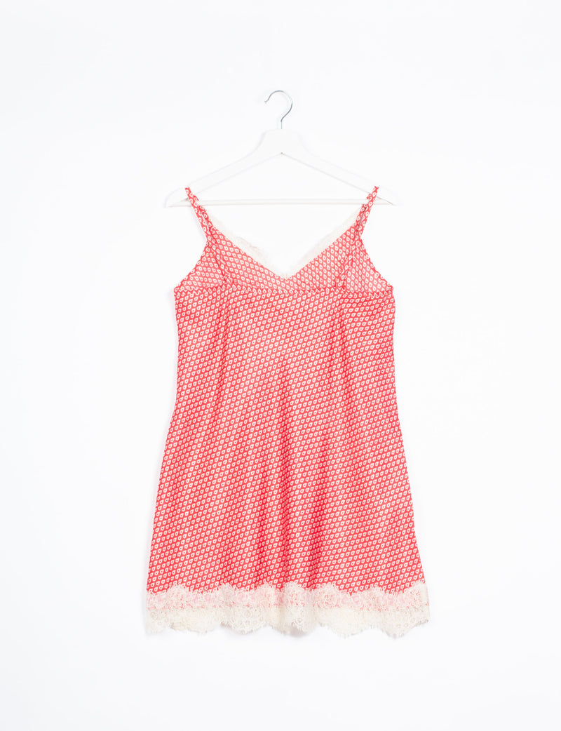 Experience nighttime luxury with our NIGHT DRESS – a true sleeping beauty crafted from upcycled sari fabric by dedicated artisans. Seamlessly combining purpose and comfort, these nightdresses offer a relaxed fit and lightweight material, ideal for sleeping, lounging, or enjoying a tranquil moment sipping coffee on your balcony.
