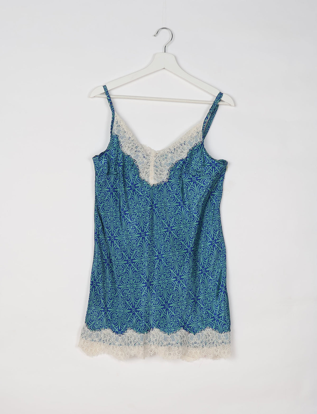 Experience nighttime luxury with our NIGHT DRESS – a true sleeping beauty crafted from upcycled sari fabric by dedicated artisans. Seamlessly combining purpose and comfort, these nightdresses offer a relaxed fit and lightweight material, ideal for sleeping, lounging, or enjoying a tranquil moment sipping coffee on your balcony.