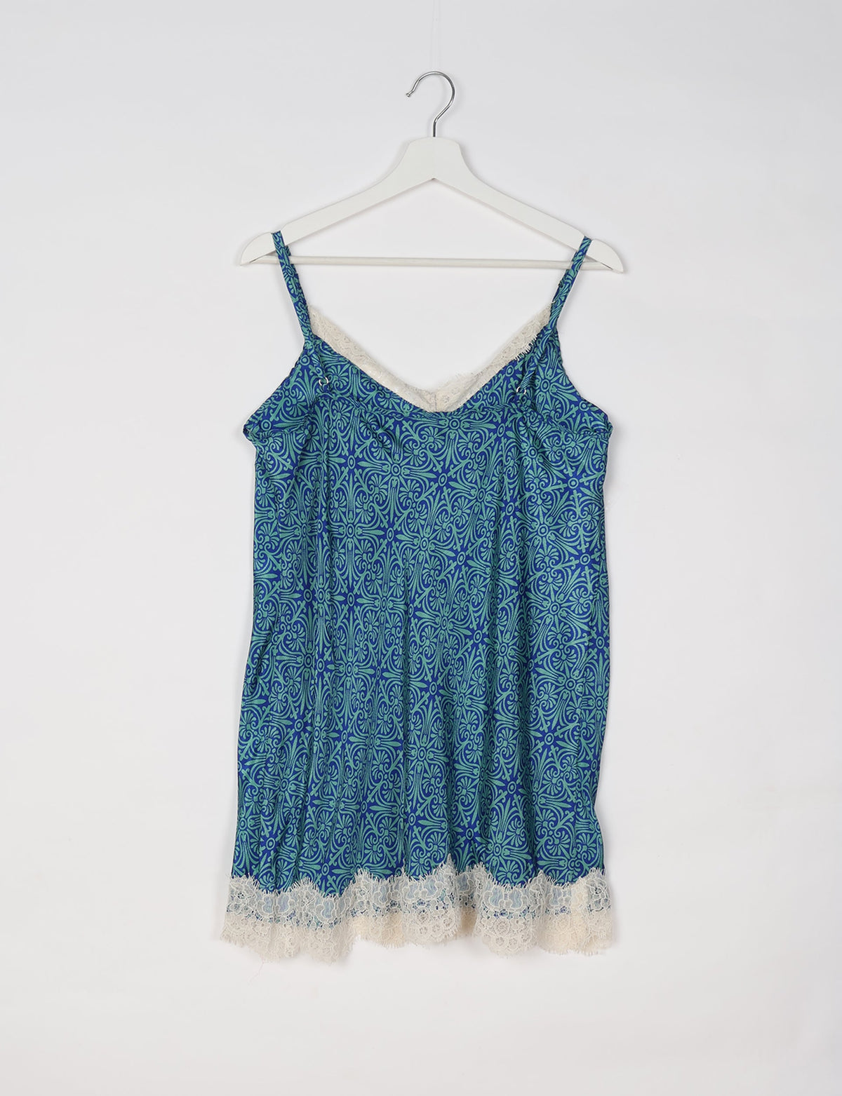 Experience nighttime luxury with our NIGHT DRESS – a true sleeping beauty crafted from upcycled sari fabric by dedicated artisans. Seamlessly combining purpose and comfort, these nightdresses offer a relaxed fit and lightweight material, ideal for sleeping, lounging, or enjoying a tranquil moment sipping coffee on your balcony.