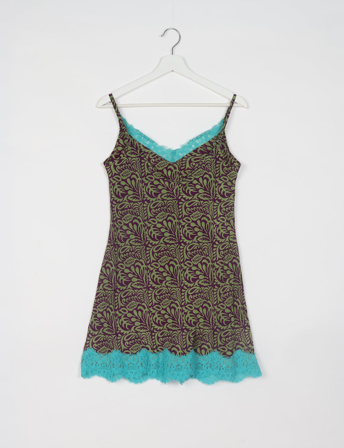 Experience nighttime luxury with our NIGHT DRESS – a true sleeping beauty crafted from upcycled sari fabric by dedicated artisans. Seamlessly combining purpose and comfort, these nightdresses offer a relaxed fit and lightweight material, ideal for sleeping, lounging, or enjoying a tranquil moment sipping coffee on your balcony.