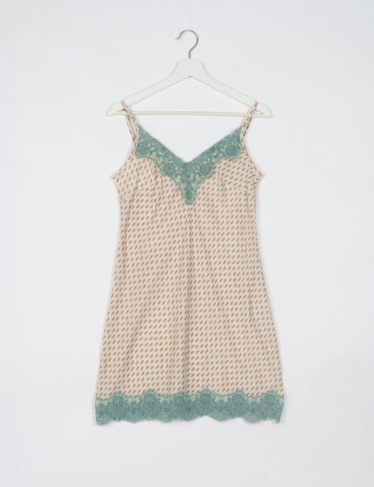 Experience nighttime luxury with our NIGHT DRESS – a true sleeping beauty crafted from upcycled sari fabric by dedicated artisans. Seamlessly combining purpose and comfort, these nightdresses offer a relaxed fit and lightweight material, ideal for sleeping, lounging, or enjoying a tranquil moment sipping coffee on your balcony.