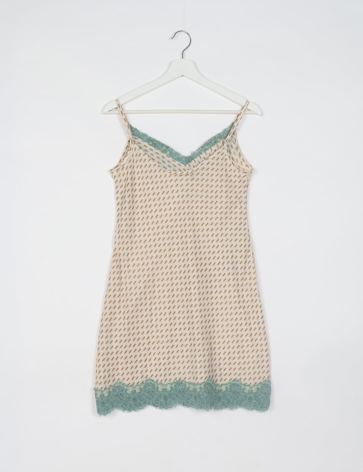 Experience nighttime luxury with our NIGHT DRESS – a true sleeping beauty crafted from upcycled sari fabric by dedicated artisans. Seamlessly combining purpose and comfort, these nightdresses offer a relaxed fit and lightweight material, ideal for sleeping, lounging, or enjoying a tranquil moment sipping coffee on your balcony.