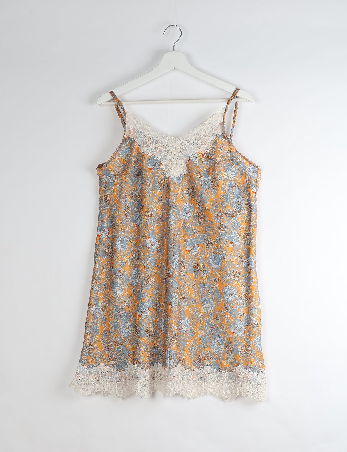 Experience nighttime luxury with our NIGHT DRESS – a true sleeping beauty crafted from upcycled sari fabric by dedicated artisans. Seamlessly combining purpose and comfort, these nightdresses offer a relaxed fit and lightweight material, ideal for sleeping, lounging, or enjoying a tranquil moment sipping coffee on your balcony.