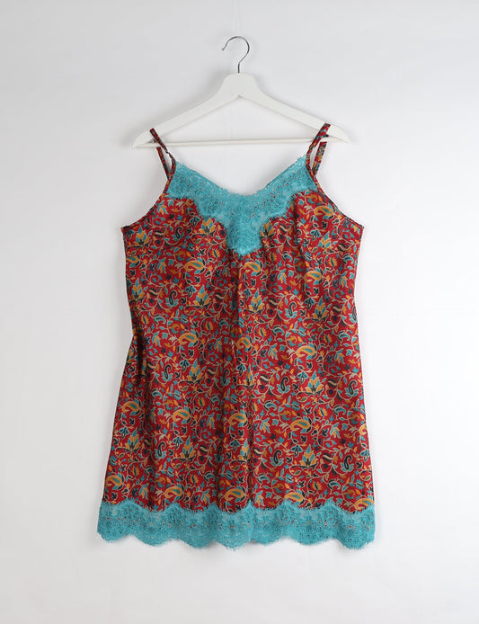 Experience nighttime luxury with our NIGHT DRESS – a true sleeping beauty crafted from upcycled sari fabric by dedicated artisans. Seamlessly combining purpose and comfort, these nightdresses offer a relaxed fit and lightweight material, ideal for sleeping, lounging, or enjoying a tranquil moment sipping coffee on your balcony.