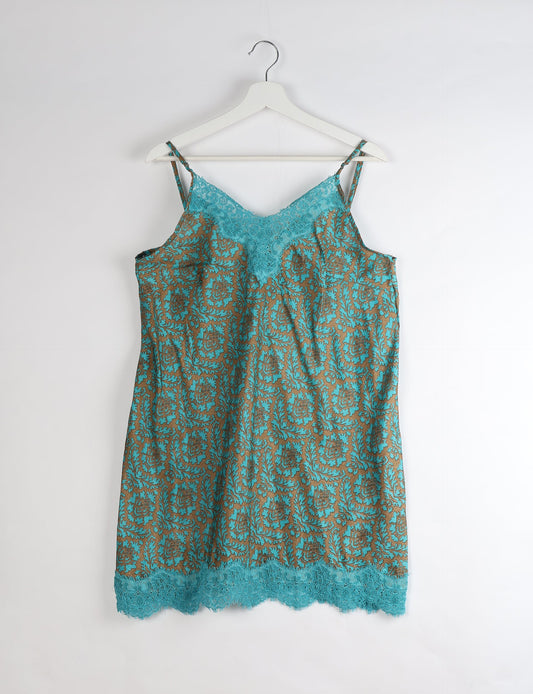 Experience nighttime luxury with our NIGHT DRESS – a true sleeping beauty crafted from upcycled sari fabric by dedicated artisans. Seamlessly combining purpose and comfort, these nightdresses offer a relaxed fit and lightweight material, ideal for sleeping, lounging, or enjoying a tranquil moment sipping coffee on your balcony.