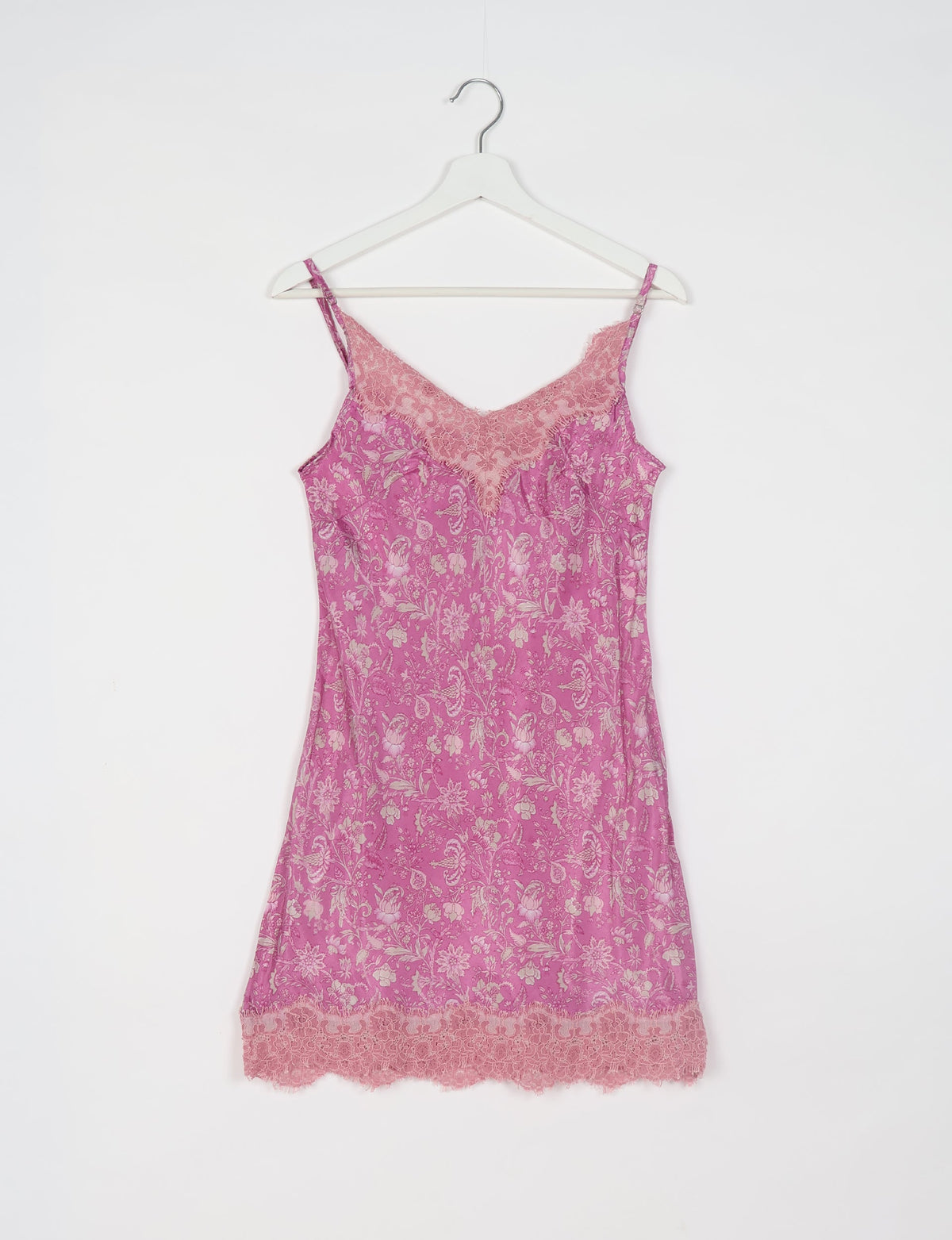 Experience nighttime luxury with our NIGHT DRESS – a true sleeping beauty crafted from upcycled sari fabric by dedicated artisans. Seamlessly combining purpose and comfort, these nightdresses offer a relaxed fit and lightweight material, ideal for sleeping, lounging, or enjoying a tranquil moment sipping coffee on your balcony.