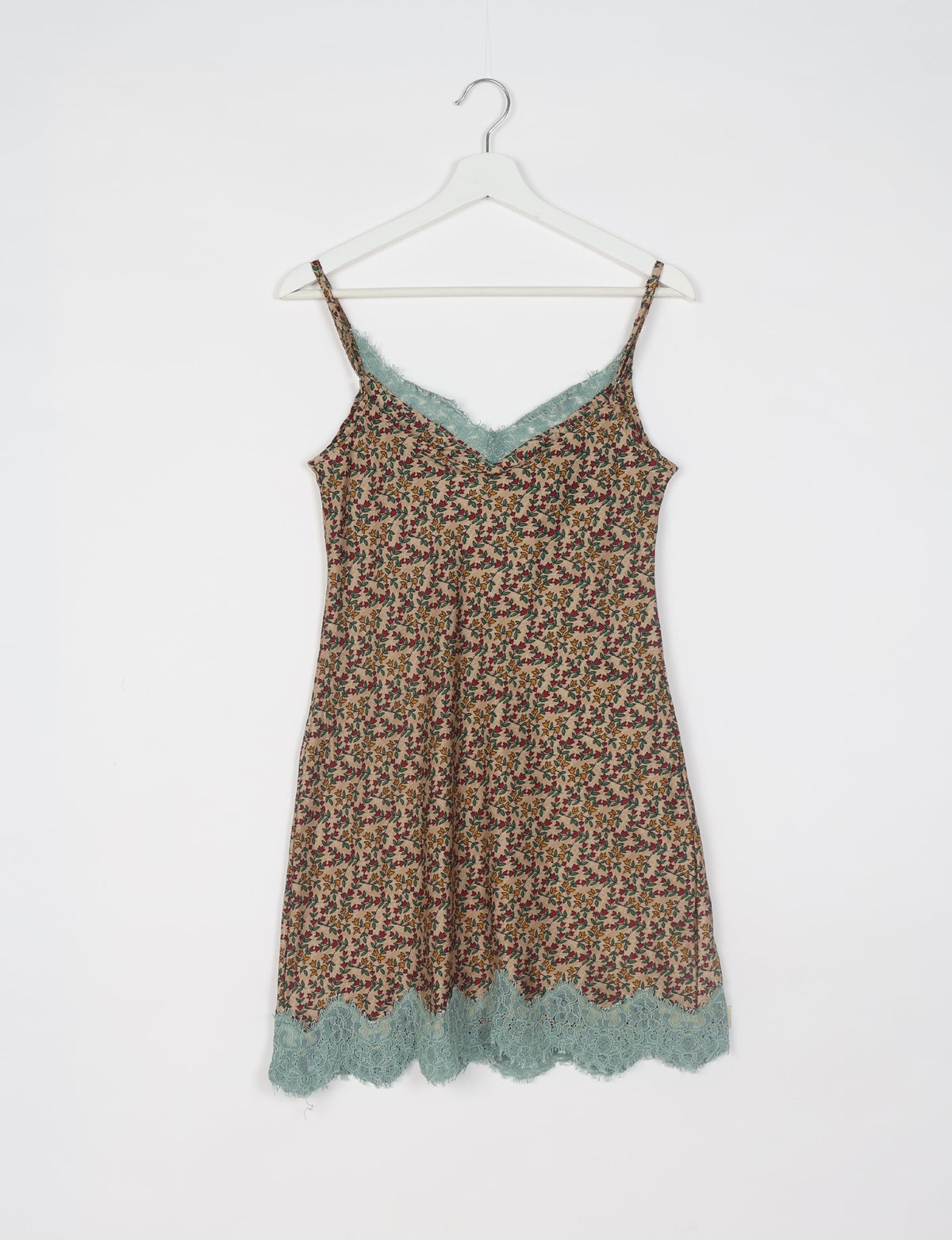 Experience nighttime luxury with our NIGHT DRESS – a true sleeping beauty crafted from upcycled sari fabric by dedicated artisans. Seamlessly combining purpose and comfort, these nightdresses offer a relaxed fit and lightweight material, ideal for sleeping, lounging, or enjoying a tranquil moment sipping coffee on your balcony.