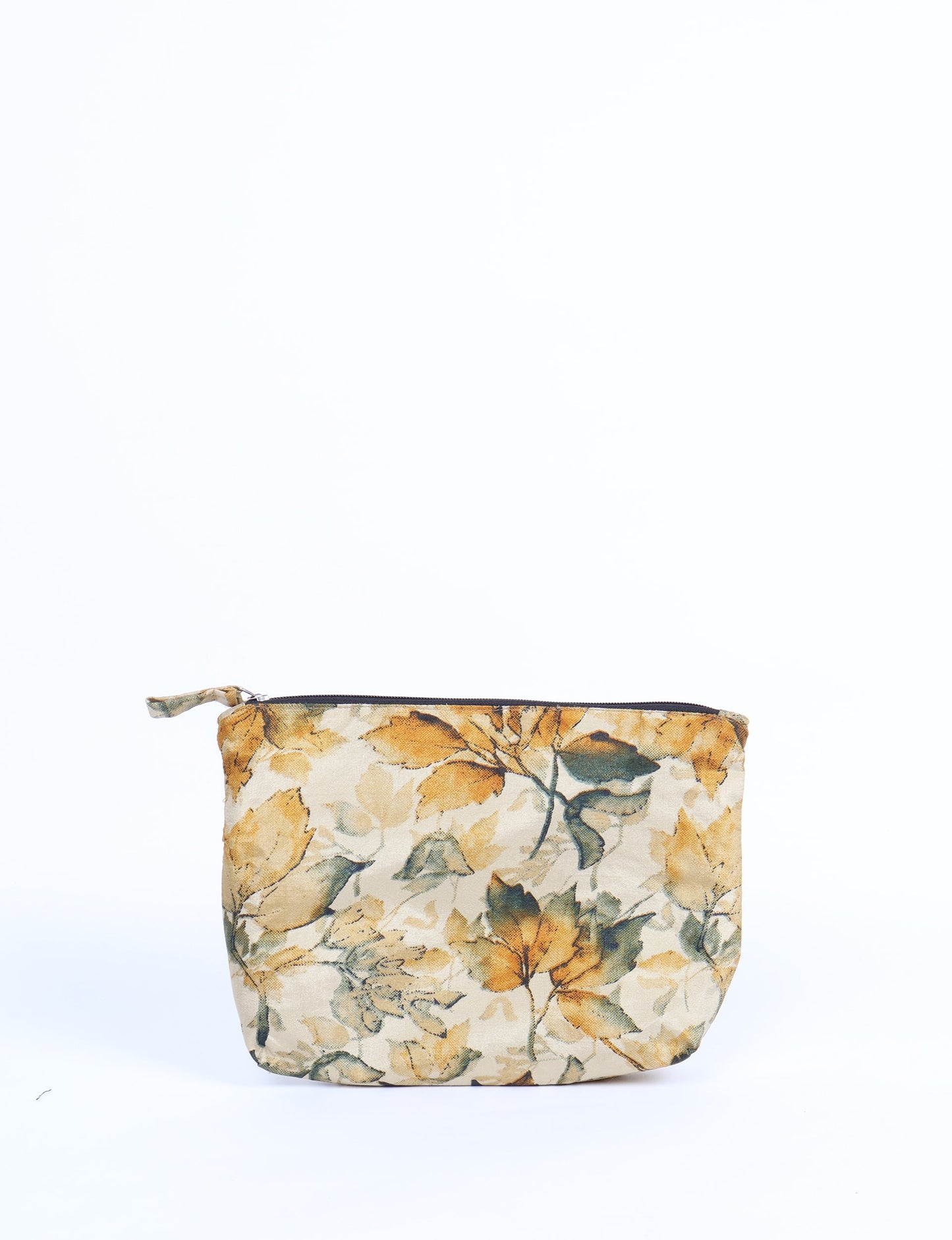 Waterproof pouch with recycled fabric lining, perfect for travel and daily use. A sustainable product crafted from textile waste and designed with environmentally friendly clothing practices in mind.