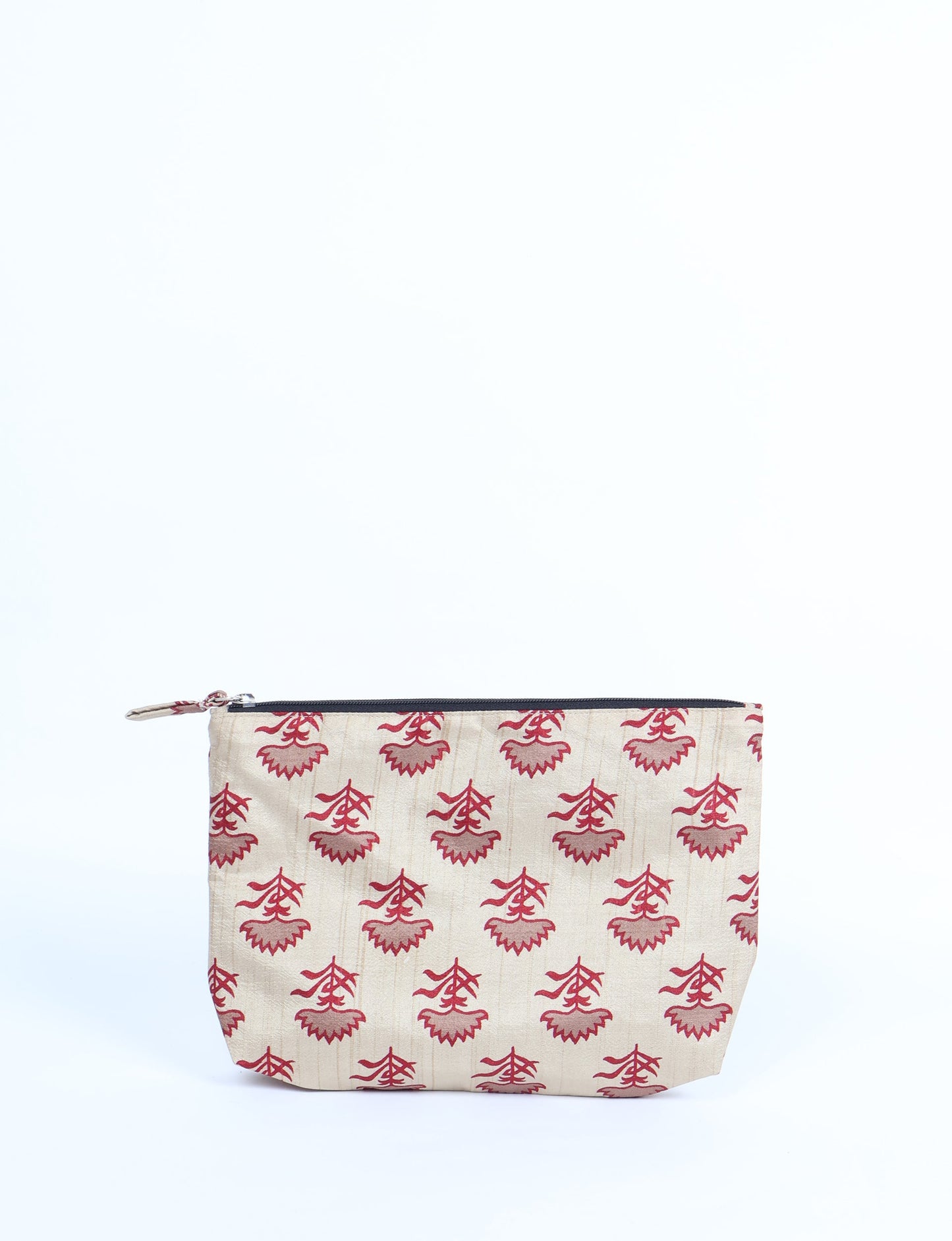 Waterproof pouch with recycled fabric lining, perfect for travel and daily use. A sustainable product crafted from textile waste and designed with environmentally friendly clothing practices in mind.