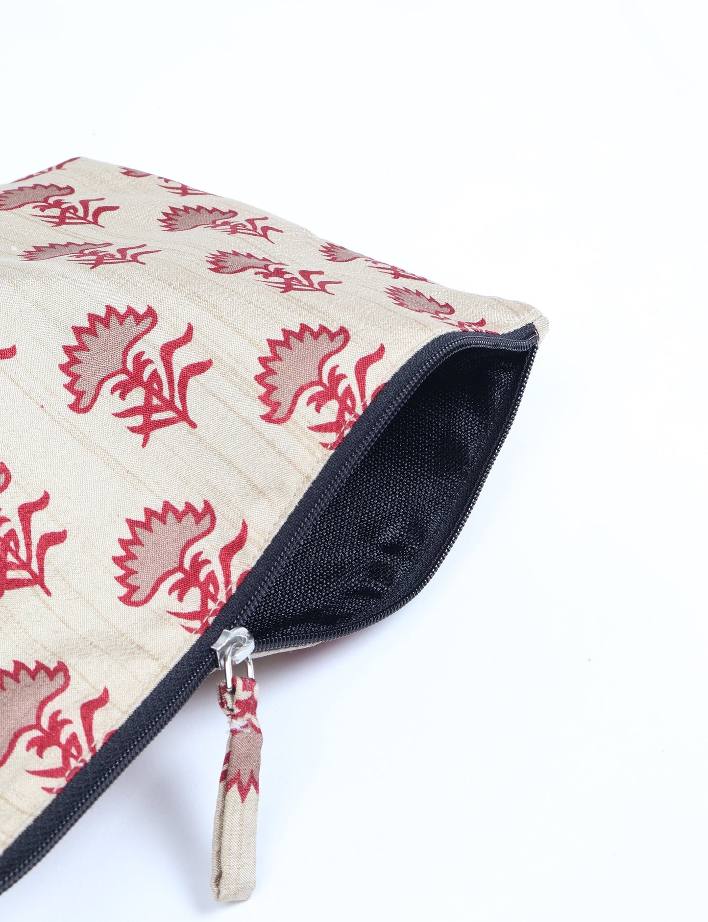 Waterproof pouch with recycled fabric lining, perfect for travel and daily use. A sustainable product crafted from textile waste and designed with environmentally friendly clothing practices in mind.