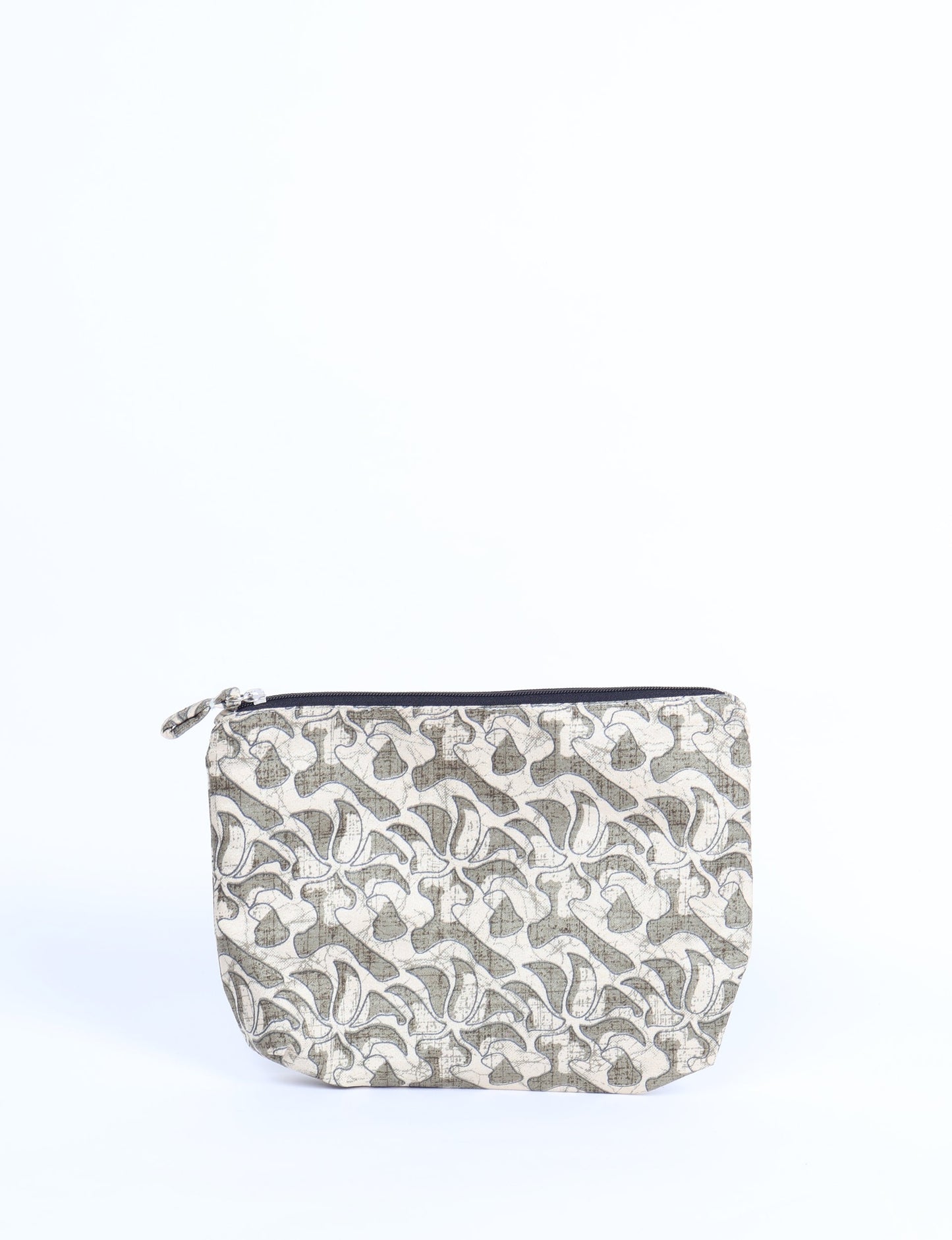 Waterproof pouch with recycled fabric lining, perfect for travel and daily use. A sustainable product crafted from textile waste and designed with environmentally friendly clothing practices in mind.