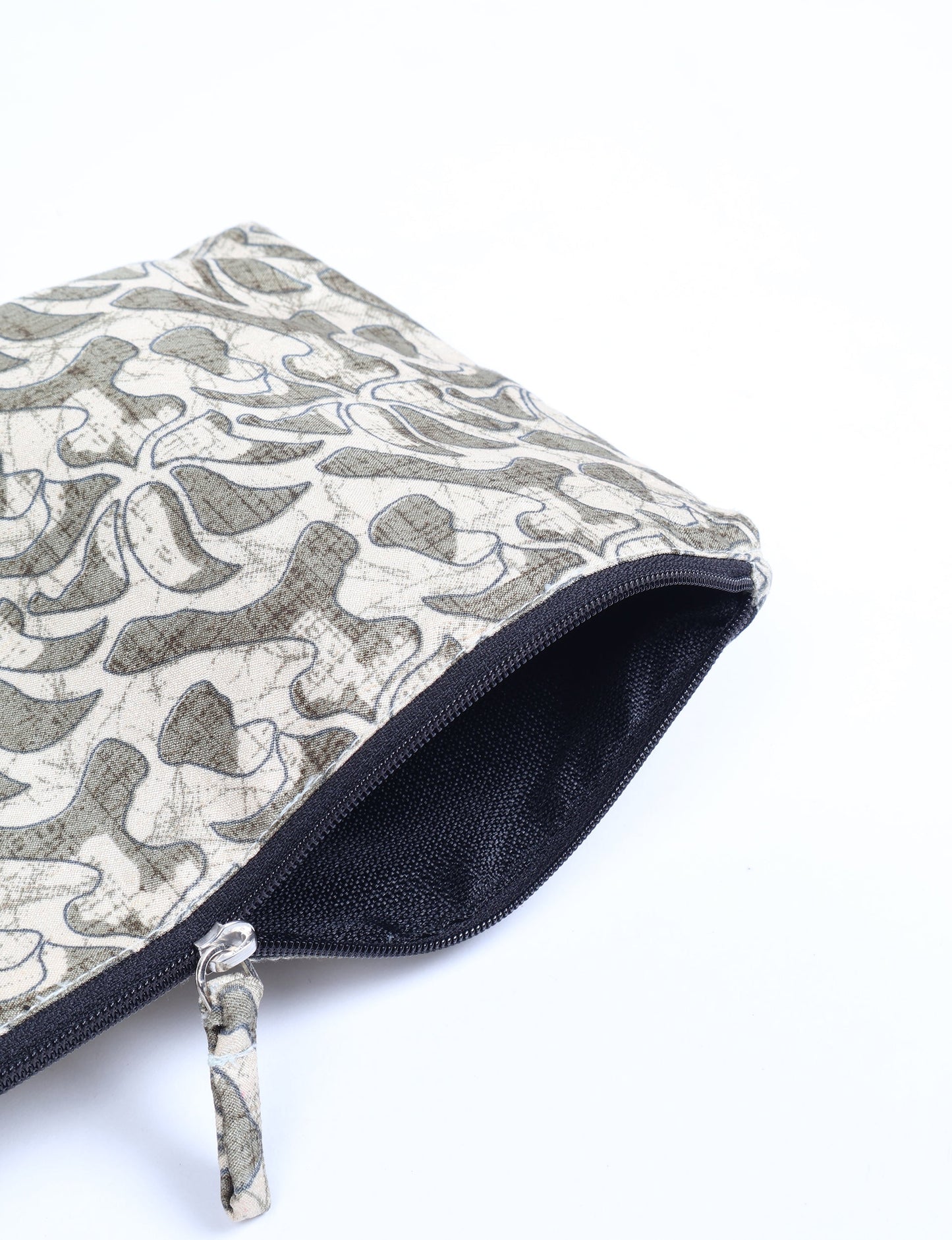 Waterproof pouch with recycled fabric lining, perfect for travel and daily use. A sustainable product crafted from textile waste and designed with environmentally friendly clothing practices in mind.