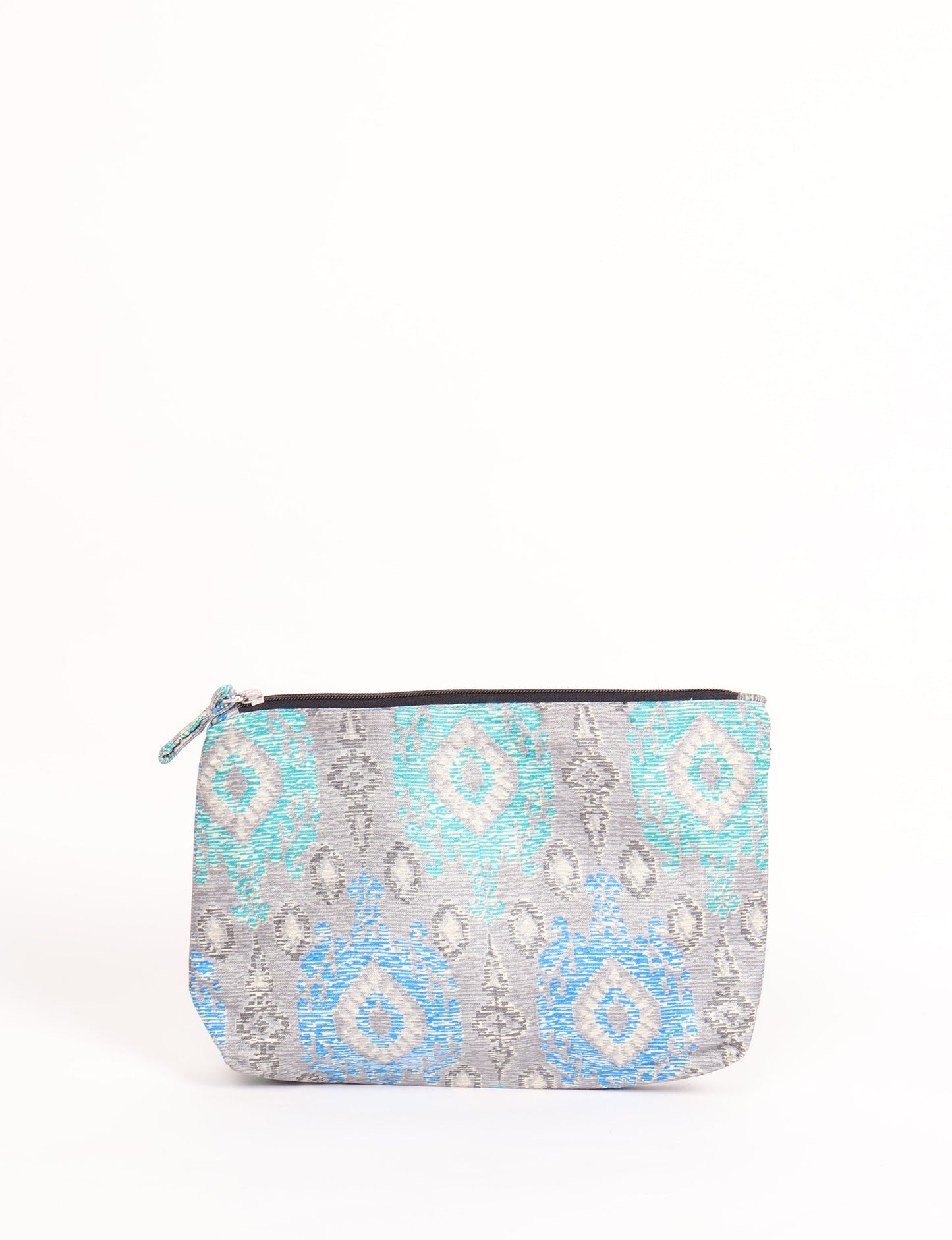 Waterproof pouch with recycled fabric lining, perfect for travel and daily use. A sustainable product crafted from textile waste and designed with environmentally friendly clothing practices in mind.