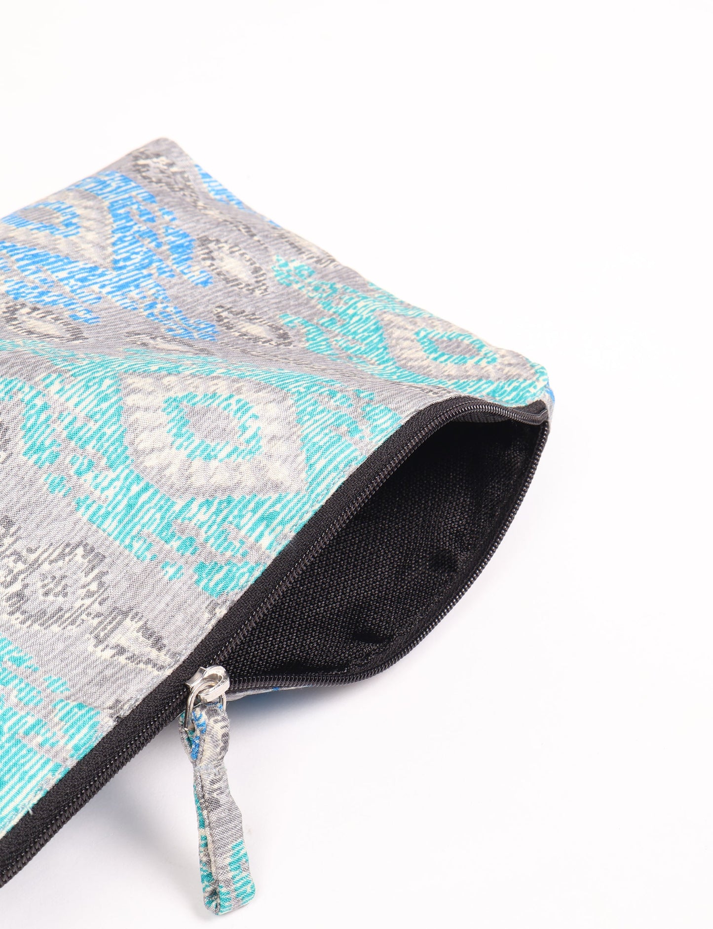Waterproof pouch with recycled fabric lining, perfect for travel and daily use. A sustainable product crafted from textile waste and designed with environmentally friendly clothing practices in mind.