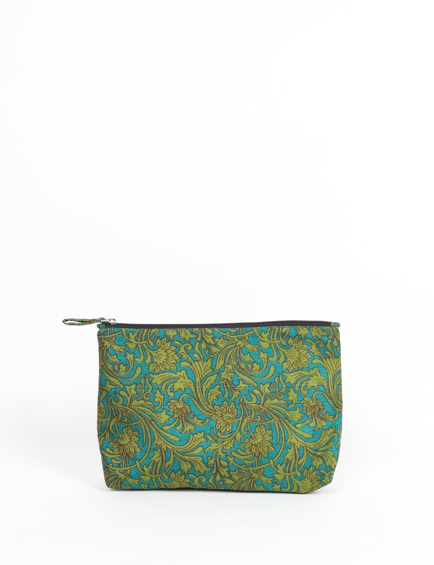 Waterproof pouch with recycled fabric lining, perfect for travel and daily use. A sustainable product crafted from textile waste and designed with environmentally friendly clothing practices in mind.