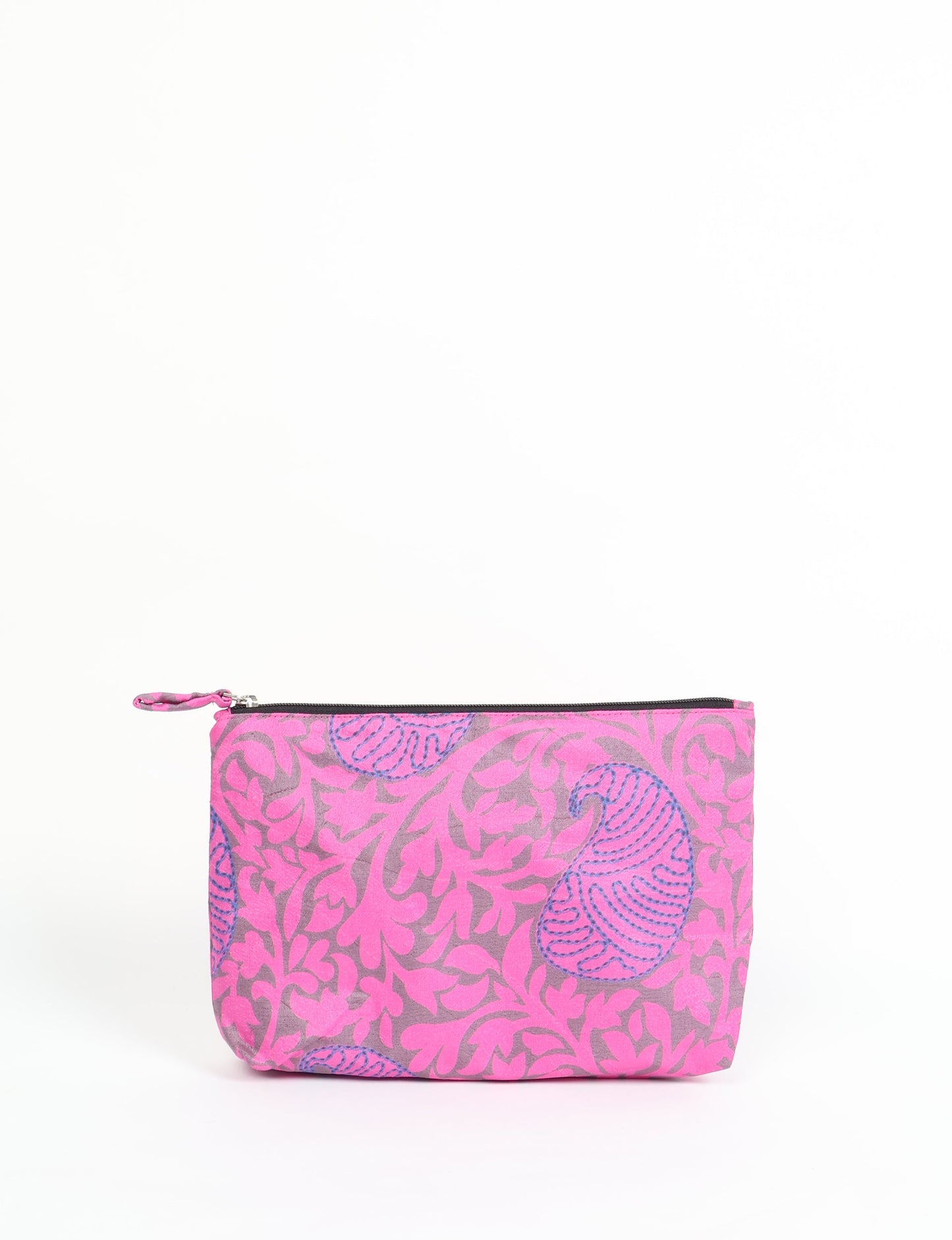 Waterproof pouch with recycled fabric lining, perfect for travel and daily use. A sustainable product crafted from textile waste and designed with environmentally friendly clothing practices in mind.