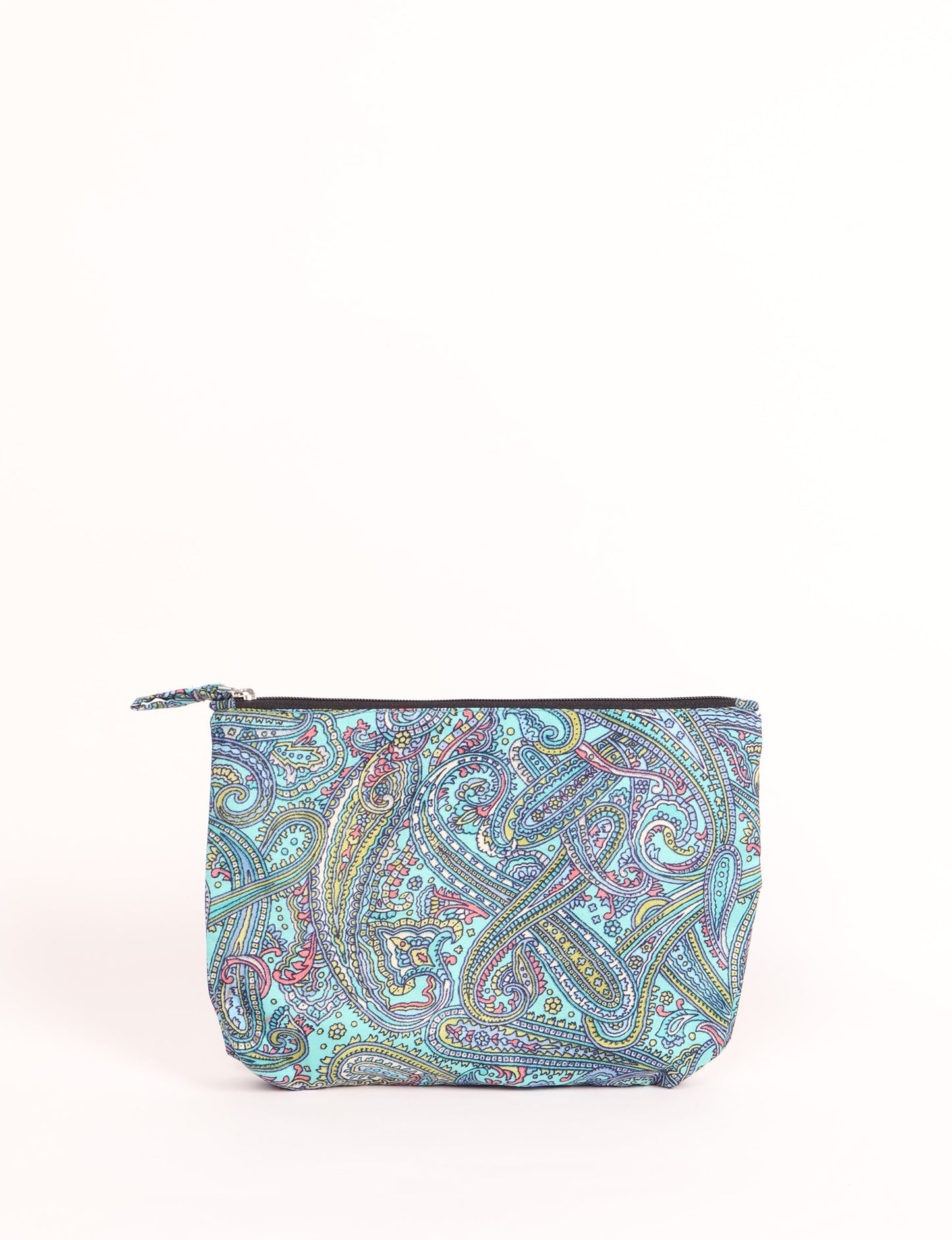 Waterproof pouch with recycled fabric lining, perfect for travel and daily use. A sustainable product crafted from textile waste and designed with environmentally friendly clothing practices in mind.