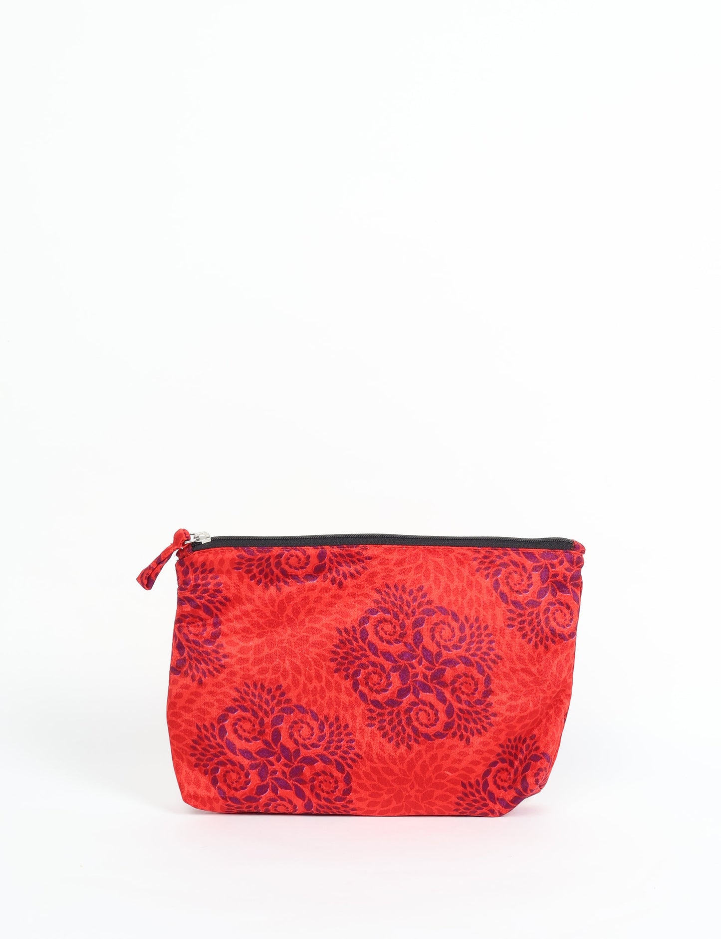 Waterproof pouch with recycled fabric lining, perfect for travel and daily use. A sustainable product crafted from textile waste and designed with environmentally friendly clothing practices in mind.