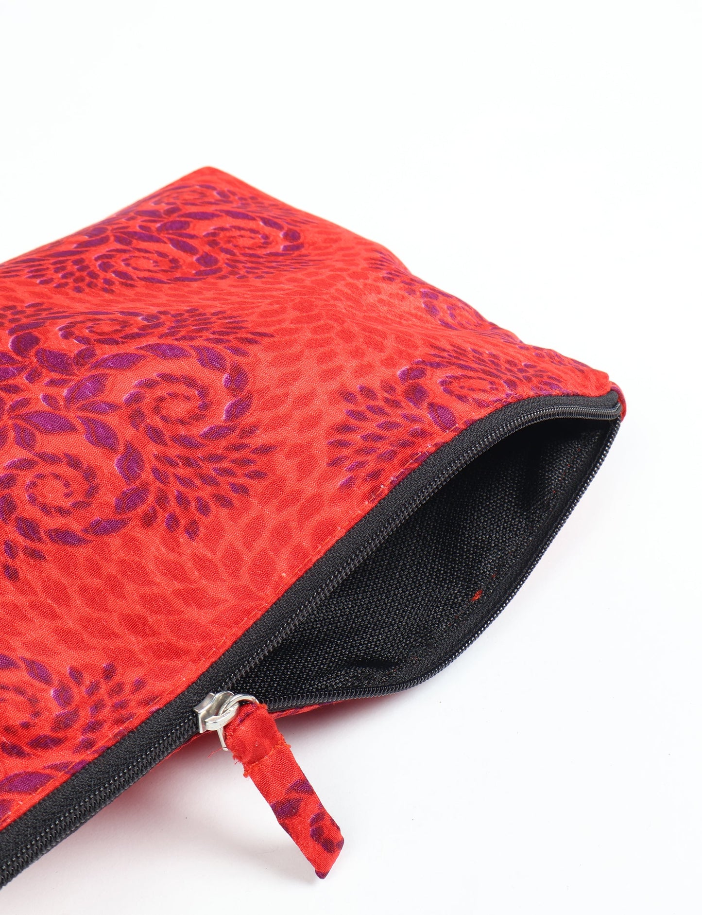 Waterproof pouch with recycled fabric lining, perfect for travel and daily use. A sustainable product crafted from textile waste and designed with environmentally friendly clothing practices in mind.