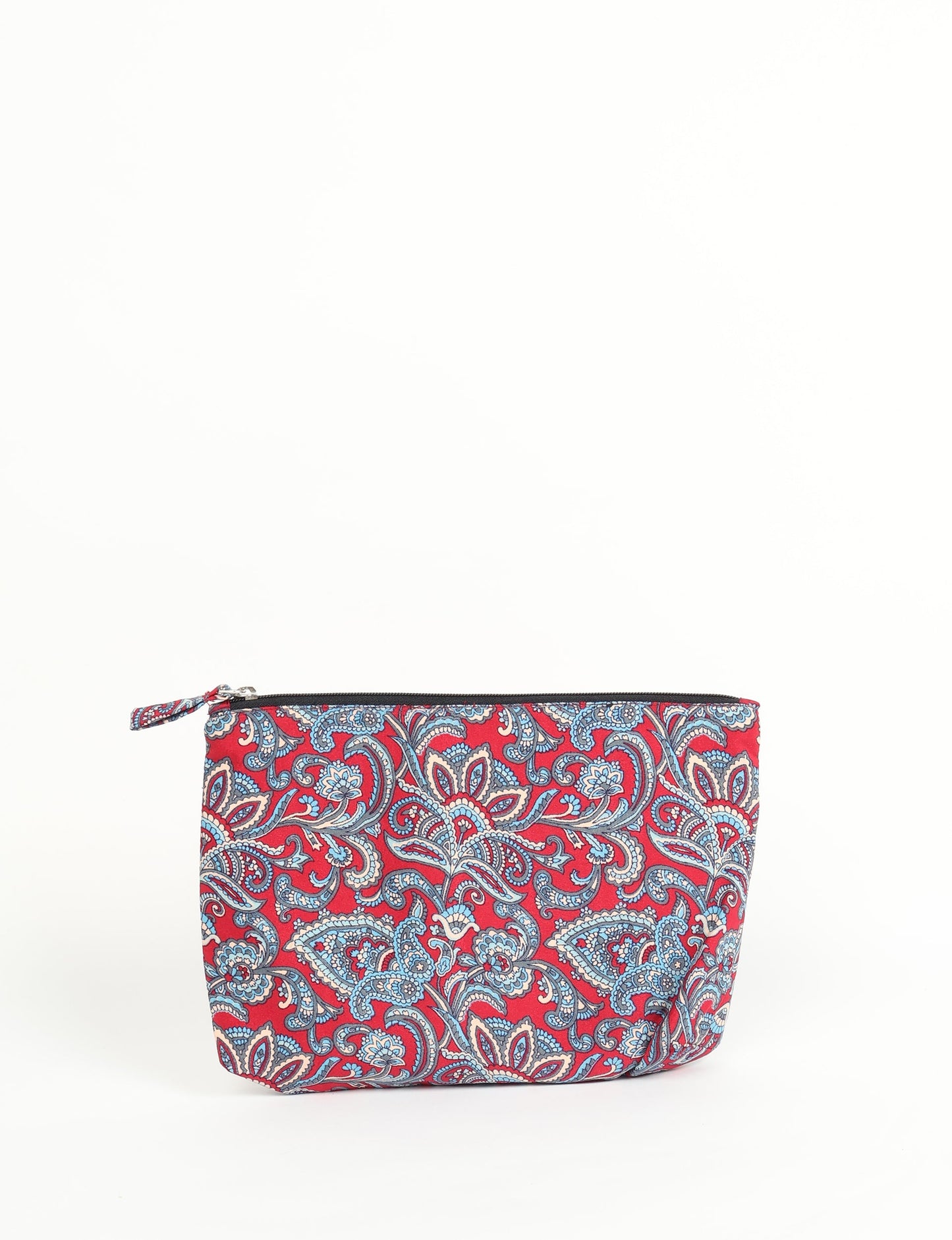 Waterproof pouch with recycled fabric lining, perfect for travel and daily use. A sustainable product crafted from textile waste and designed with environmentally friendly clothing practices in mind.