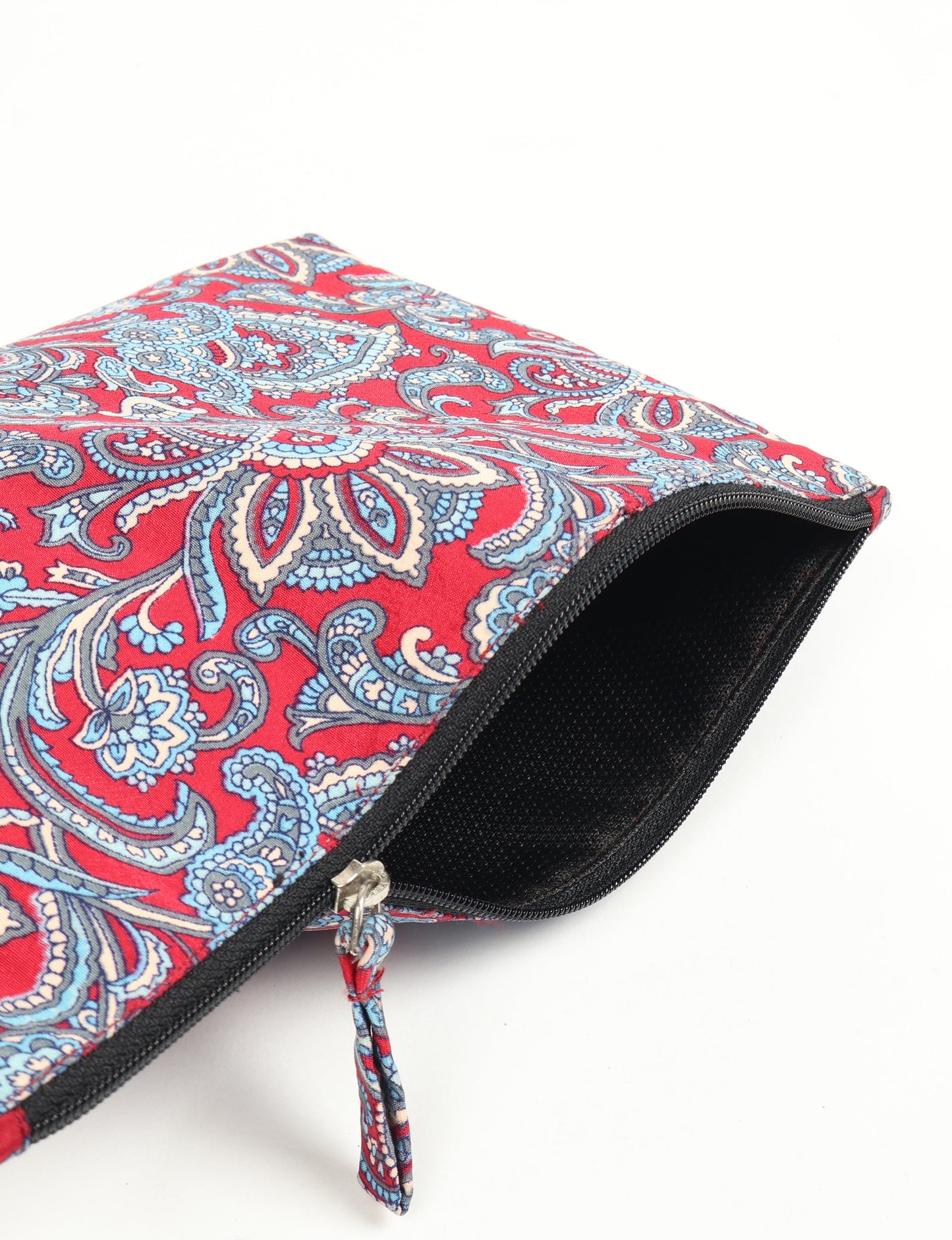 Waterproof pouch with recycled fabric lining, perfect for travel and daily use. A sustainable product crafted from textile waste and designed with environmentally friendly clothing practices in mind.