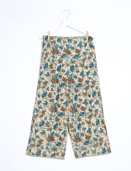 Step into sustainable fashion with our Palazzo Pants – a harmonious blend of Indian and Italian influences. These wide-legged pants, made from upcycled saris, offer comfort with an all-around elastic waist and a stylish flared leg. Make a statement with eco-friendly, chic palazzo pants that redefine ethical clothing.